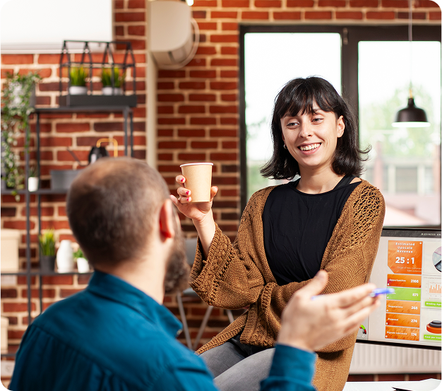 Pelatihan korporat: presentasi tim di kantor modern